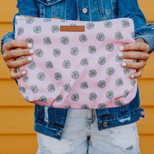 Load image into Gallery viewer, Daisy Clutch
