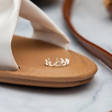 Load image into Gallery viewer, Wave Band Toe Ring
